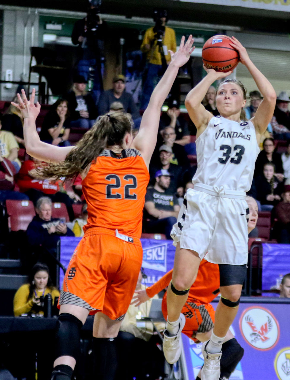 1000-HDR-Lizzy-Klinker-pull-up-jumper.jpg